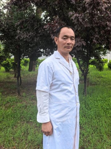 陆宝华倾心服务村民受群众称赞